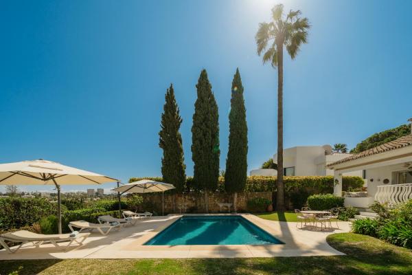 Villa Aviemore - Luxury Villa with Pool in Nueva Andalucia, Prenota  Hotel a Costa del Sol con piscina, Piscina