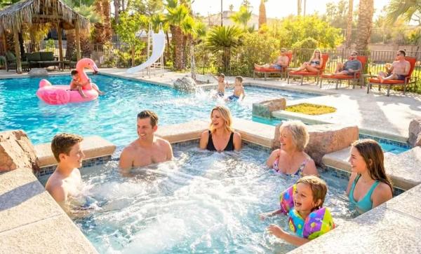 Resort style Villa for Families & Groups with Pool, Hot tub, Basketball, Mini golf, Buchen Sie  Hotels in Missouri mit Parkplatz, Parkplätze