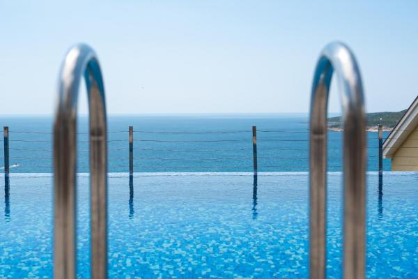 Seaside Iris - Marina Village Apartment, Buchen Sie Ferienwohnung Hotels mit Pool in Bezirk Tivat, Schwimmbad