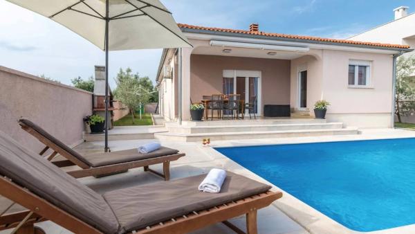 Villa Greta - Jadreski by Villas Guide, Prenota  Hotel a Jadreški con piscina, Piscina