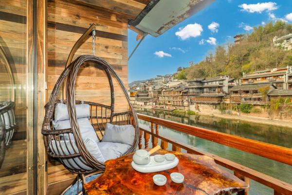 凤凰小城居·风情吊脚楼酒店, Buchen Sie Hotel Hotels in Fenghuang mit Parkplatz, Parkplätze