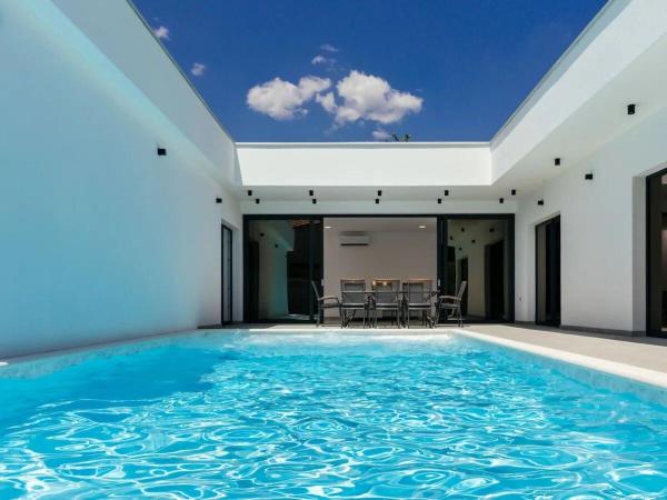 Villa Aura with heated pool, Buchen Sie  Hotels in Gespanschaft Split-Dalmatien mit Pool, Schwimmbad