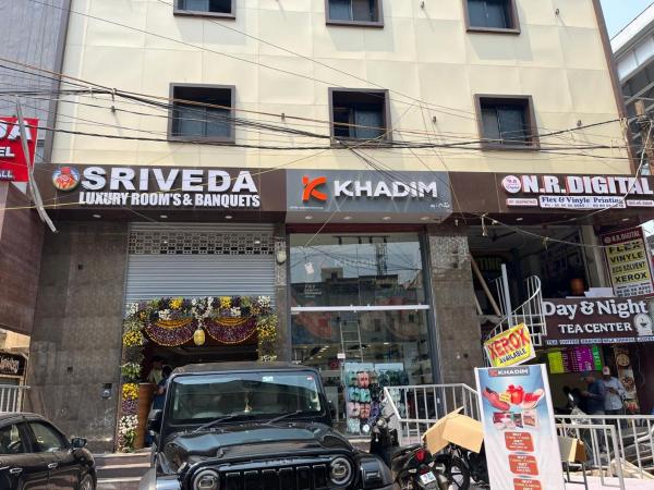 Sriveda Premium Hotel, Réserver  Hôtels à Telangana avec parking, Parking