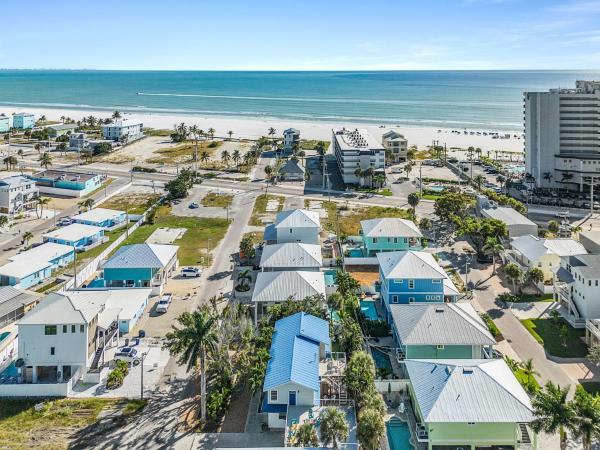 Steps to the Beach, Deck Views & Near Times Square - 2 Villas in One - Sun & Fun Retreat - Roelens, Prenota  Hotel SPA a Florida, SPA
