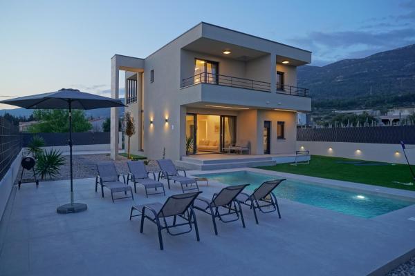 Blue Horizon Villa with Heated Pool 4BR and Skylight, Buchen Sie  Hotels in Gespanschaft Split-Dalmatien mit Pool, Schwimmbad