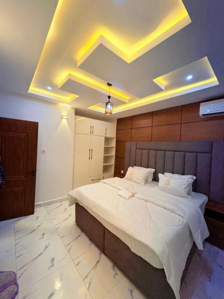 Pfweshrosefield, Buchen Sie  Hotels mit Pool in Enugu, Schwimmbad