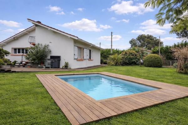 Villa Augusta - Villa rénovée avec piscine à 10 minutes des plages, Reserva ahora  Hoteles en Aquitania con aparcamiento, Aparcamiento