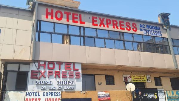 Hotel express inn, Buchen Sie  Hotels in Jetalpur mit Parkplatz, Parkplätze