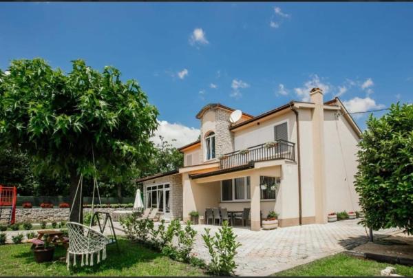 Villa Imota Retreat in Imotski, private pool, cageball, Buchen Sie  Hotels in Gespanschaft Split-Dalmatien mit Parkplatz, Parkplätze