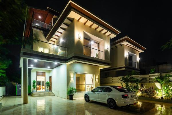 Japandi Villa 7BHK Lonavala Private Swimming Pool Indoor Games & Theatre Room, Réserver  Hôtels à Maharashtra avec piscine, Piscine