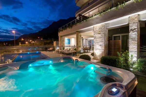 Villa Jolara With Heated Pool - Deluxe Apartments 4 & 19, Book Apartment Hotels in Split Region with a Pool, Swimming Pool