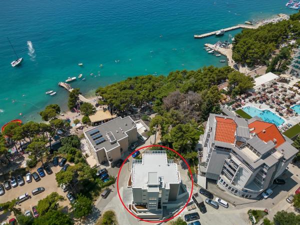 Beachfront Apartment Beach - Residence Srzić, Buchen Sie Ferienwohnung Hotels in Gespanschaft Split-Dalmatien mit Parkplatz, Parkplätze
