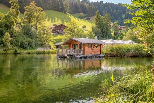 Tiny Water Villa on a Lake with shared camping bathroom, Buchen Sie  Zweisimmen Simmental