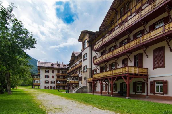 Appartamento Dolomiti 11 Val Pusteria Villaggio Turistico, Prenota  Hotel con piscina a Veneto, Piscina