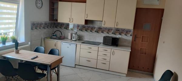 Noclegi kawalerka apartament w centrum Dzierżoniowa podwórko grill wynajm krótkoterminowy, Réserver   
