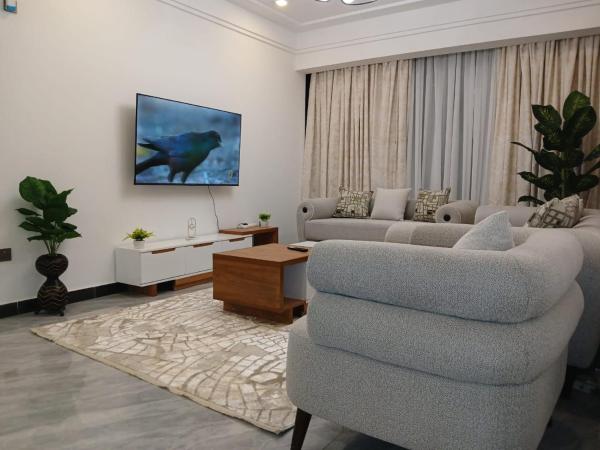 Executive elegantly furnished two bedroom apartment with all modern facilities ,modern swimming pool ,fully equipped gym,children playground and close proximity to major shopping centers and gourmet restaurants, Buchen Sie Ferienwohnung Nairobi CBD Nairobi