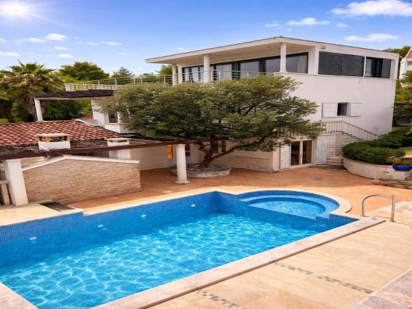 Luxury Garden Villa 50m from the Beach, Prenota  Sutivan Isola di Brazza