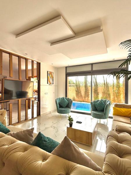 Villa with pool rooftop near Amelkis and Al Maaden golf courses Route de Ouarzazate area, Buchen Sie  Hotels in Marrakech-Safi mit Parkplatz, Parkplätze