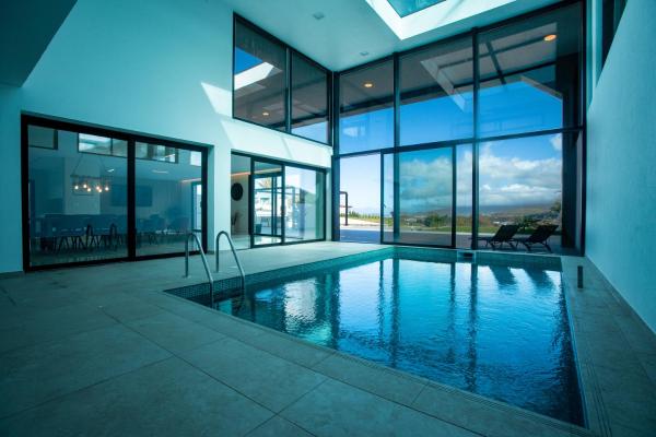 Batalha Retreat Villa - Private Luxury Villa with Heated Indoor Saltwater Pool, Reserva ahora  Hoteles en San Miguel con piscina, Piscina