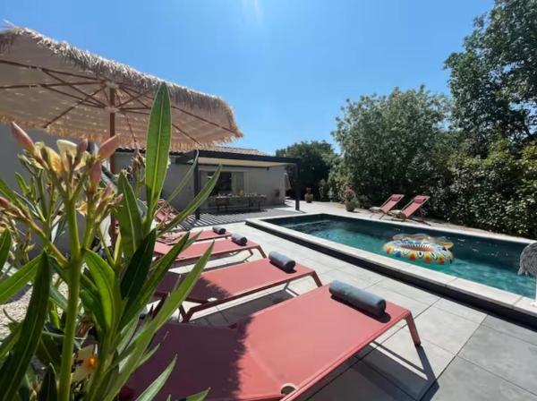 Villa 5 étoiles, piscine chauffée, 10p 5ch CASA MAMA, Prenota  Hotel con piscina a Alvernia, Piscina