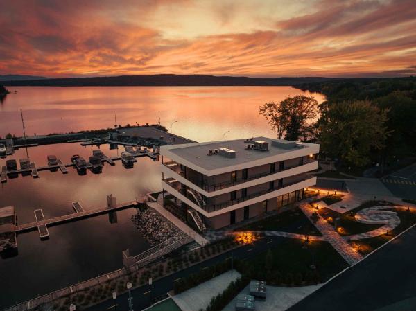 La Capitainerie du Lac-Mégantic, Book  Quebec Hotels with a Parking, Parking