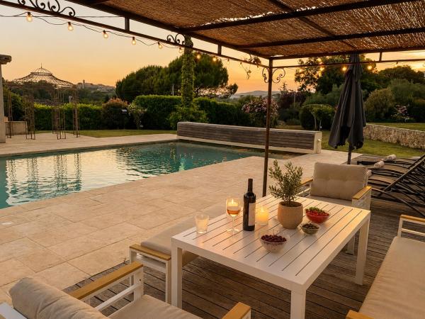 Villa with heated pool, minutes away from Valbonne, Reserva ahora  Hoteles en Plascassier con piscina, Piscina