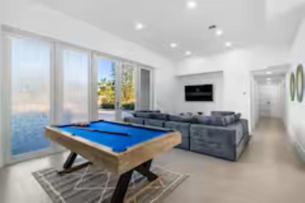 Unique Private Racing Track Villa in Miami Cinema, Buchen Sie  Hotels in Golden Glades mit Pool, Schwimmbad