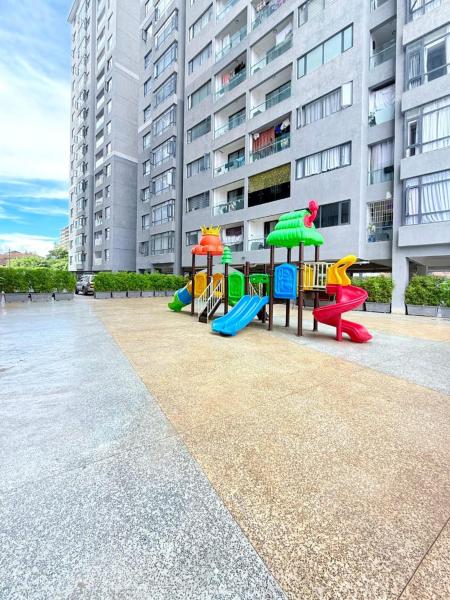 classy executive three bedroom apartment with fully equipped gym ample parking space swimming pool children playing ground and amazing scenic views, Buchen Sie Ferienwohnung Nairobi CBD Nairobi