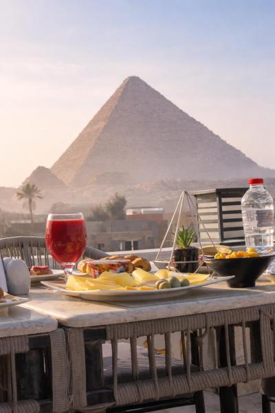 pyramids palace view With Rooftop Access & free airport pickup, Prenota  Hotel a Cairo Governorate con parcheggio, Parcheggio