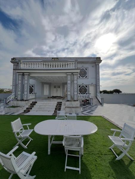 The White Monarch, Buchen Sie  Hotels in Islamabad mit Parkplatz, Parkplätze