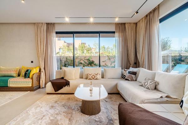 Modern 4-Bedroom Villa with Private Pool & Atlas Views 8 min to Jemaa El Fna, Buchen Sie  Hotels in Marrakech-Safi mit Parkplatz, Parkplätze
