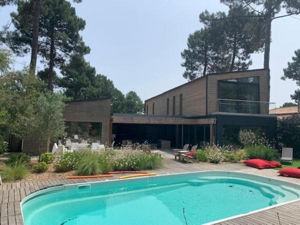 Villa dException 7 chambres au coeur du golf de Biscarrosse, Prenota  Hotel a Aquitania con parcheggio, Parcheggio