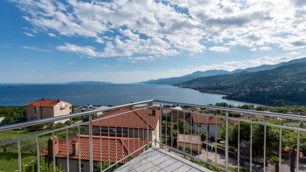 Apartman City View 3 by Villas Guide, Réserver  Hôtels à Kvarner avec parking, Parking