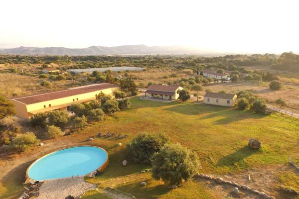 Loft in Badesi with pool 24h 1500 meters from the sea, Buchen Sie  Hotels in Costa Paradiso mit Parkplatz, Parkplätze