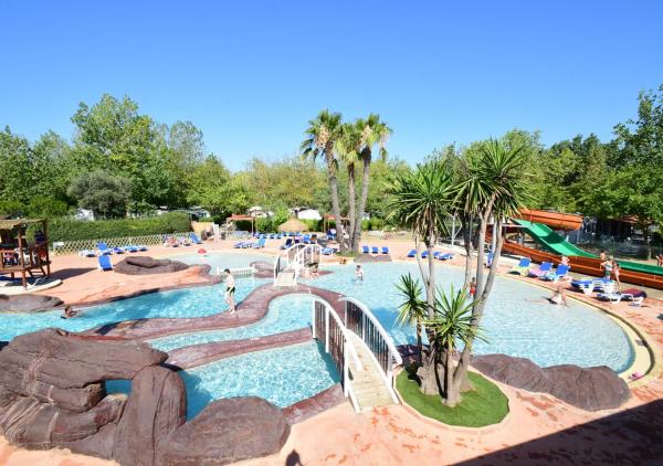 Camping Les Salisses - Aquatique Vacances, Réserver  Hôtels à Canal du Midi avec parking, Parking