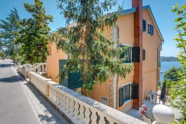 Apartments Villa Magnolia, Buchen Sie Ferienwohnung Hotels in Kvarner-Inseln mit Parkplatz, Parkplätze