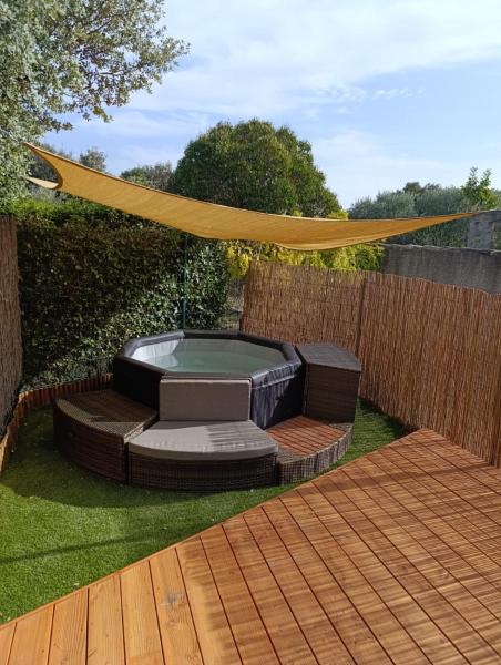 Villa Le Buis des Collines, classée 3 Étoiles AtoutFrance, magnifique villa superbement décorée et très bien équipée, idéale pour 6 pers, Terrasse extérieure avec son coin SPA, Clim, parking privatif, Buchen Sie  Hotels in Gard mit Parkplatz, Parkplätze
