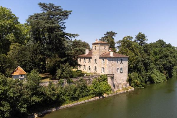 Ferrassou - château et ferme, Réserver  Hôtels à Lot Valley avec parking, Parking
