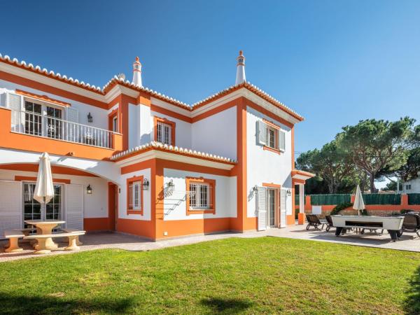 Holiday Home 4-Schlafzimmer-Villa- Garten- Pool- Strand by Interhome, Prenota  Hotel a Algarve con parcheggio, Parcheggio