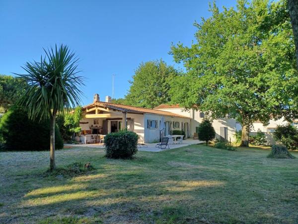 Villa sur grand jardin arboré à 2kms de la plage, Reserva ahora  Hoteles en Aquitania con aparcamiento, Aparcamiento