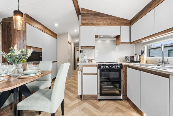 Harbour Retreat at Cormorant View - Luxury Lodge with Hot Tub - Hayling Island - Mill Rythe Holiday Village, Buchen Sie  Hotels mit Pool in England, Schwimmbad