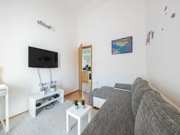 Spacious Prgomet Retreat with Private Pool, Fitness Centre, and Garden - Three Bedroom Villa, Buchen Sie  Prgomet Gespanschaft Split-Dalmatien