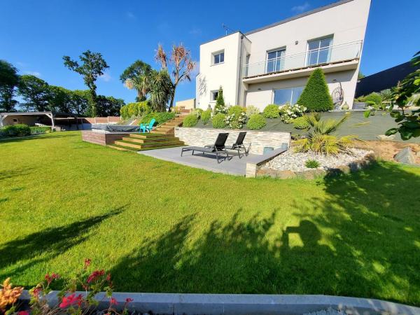 Villa with terrace and garden, Réserver  La Méaugon Bretagne