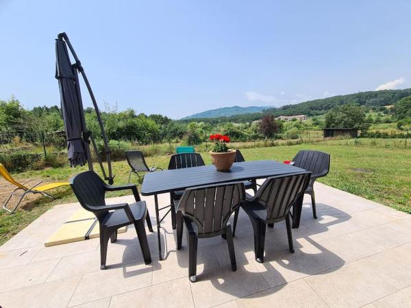 Gîte à Ailhon - Villa Colibri, Prenota  Hotel a Alvernia con parcheggio, Parcheggio