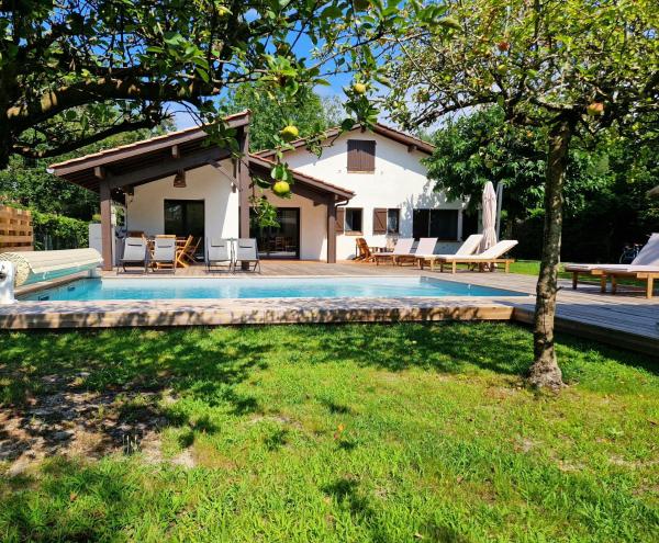 Villa 12 personnes proche oécan, 10 vélos et 4 surf fournis, entièrement climatisée, Reserva ahora  Hoteles en Aquitania con aparcamiento, Aparcamiento