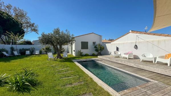 Villa de luxe avec piscine au centre de La Couarde, Reserva ahora  Hoteles en Aquitania con aparcamiento, Aparcamiento