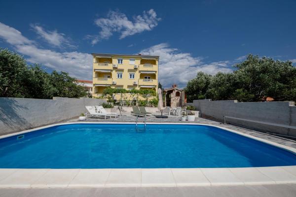 Casa Surya - Apartments with sea view and swimming pool, Buchen Sie Ferienwohnung Hotels in Insel Rab mit Parkplatz, Parkplätze