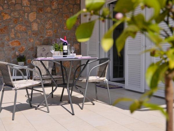 Apartments Stefi, Buchen Sie Ferienwohnung Hotels in Insel Krk mit Parkplatz, Parkplätze