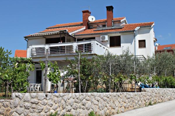 Apartments and rooms with parking space Krk - 5294, Buchen Sie Ferienwohnung Hotels in Insel Krk mit Parkplatz, Parkplätze