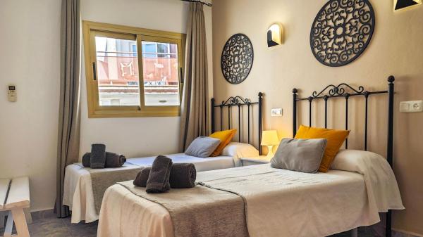 AzuLine Hostal Dinamarca, Prenota  Hotel a Ibiza con parcheggio, Parcheggio